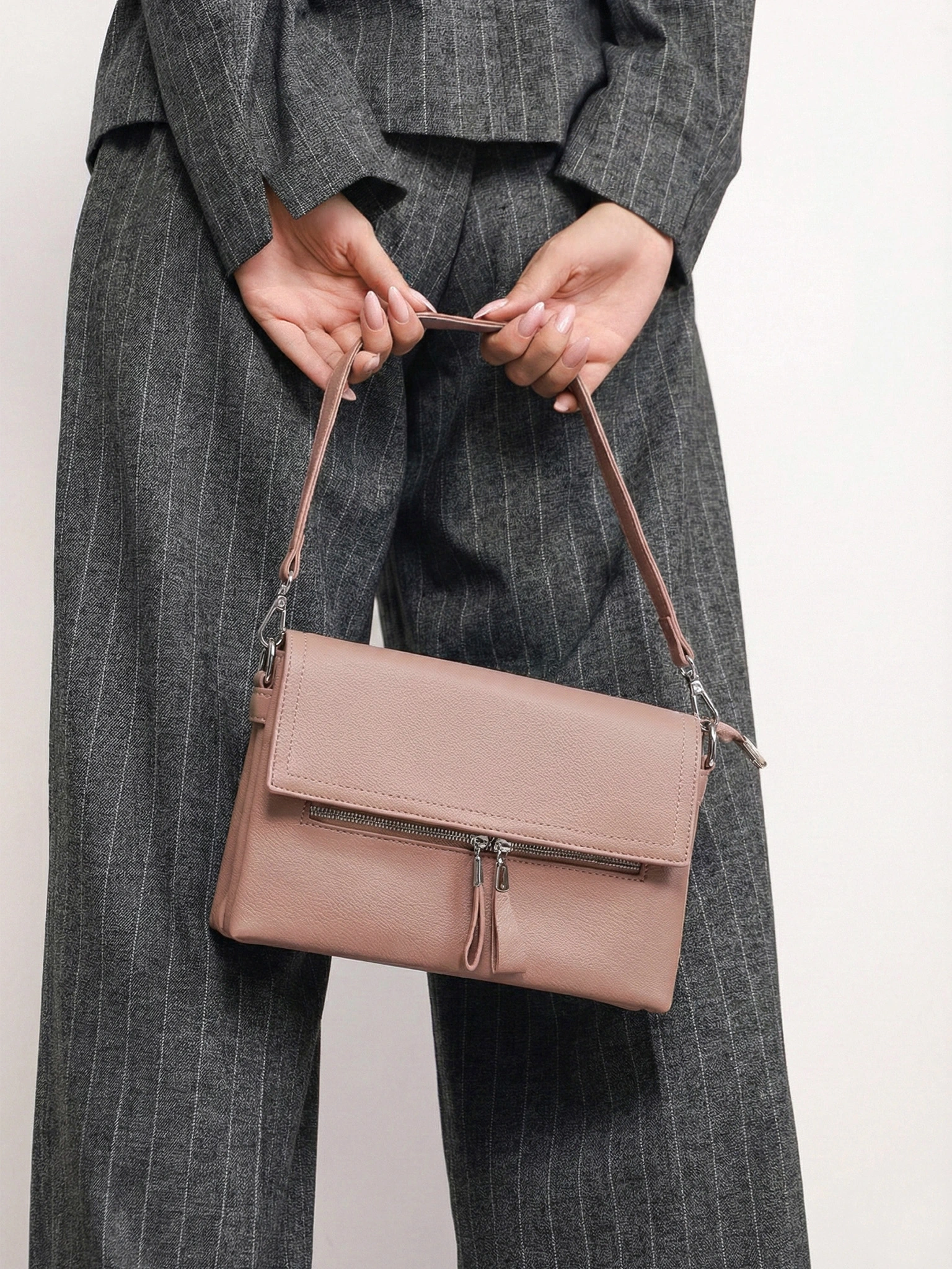 Сумка-кроссбоди со съемной ручкой и декоративными пуллерами в ассортименте